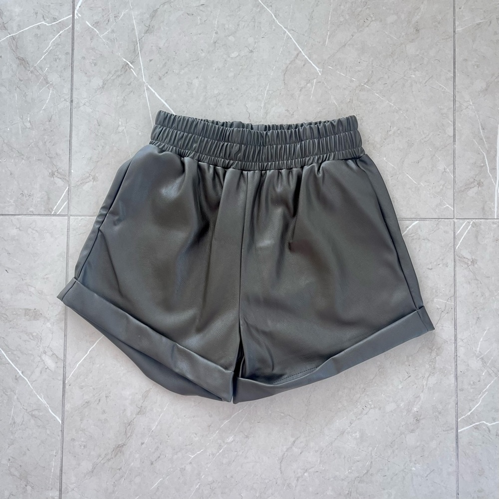 NONchalant Label NWT Vegan Leather Sibylle Short in Army Green Green New Small